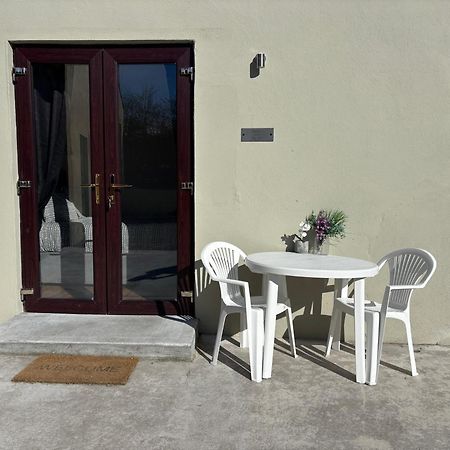 Private Detached Small Bedroom And Bathroom Only- This Is Not An Apartment Butlersbridge 外观 照片