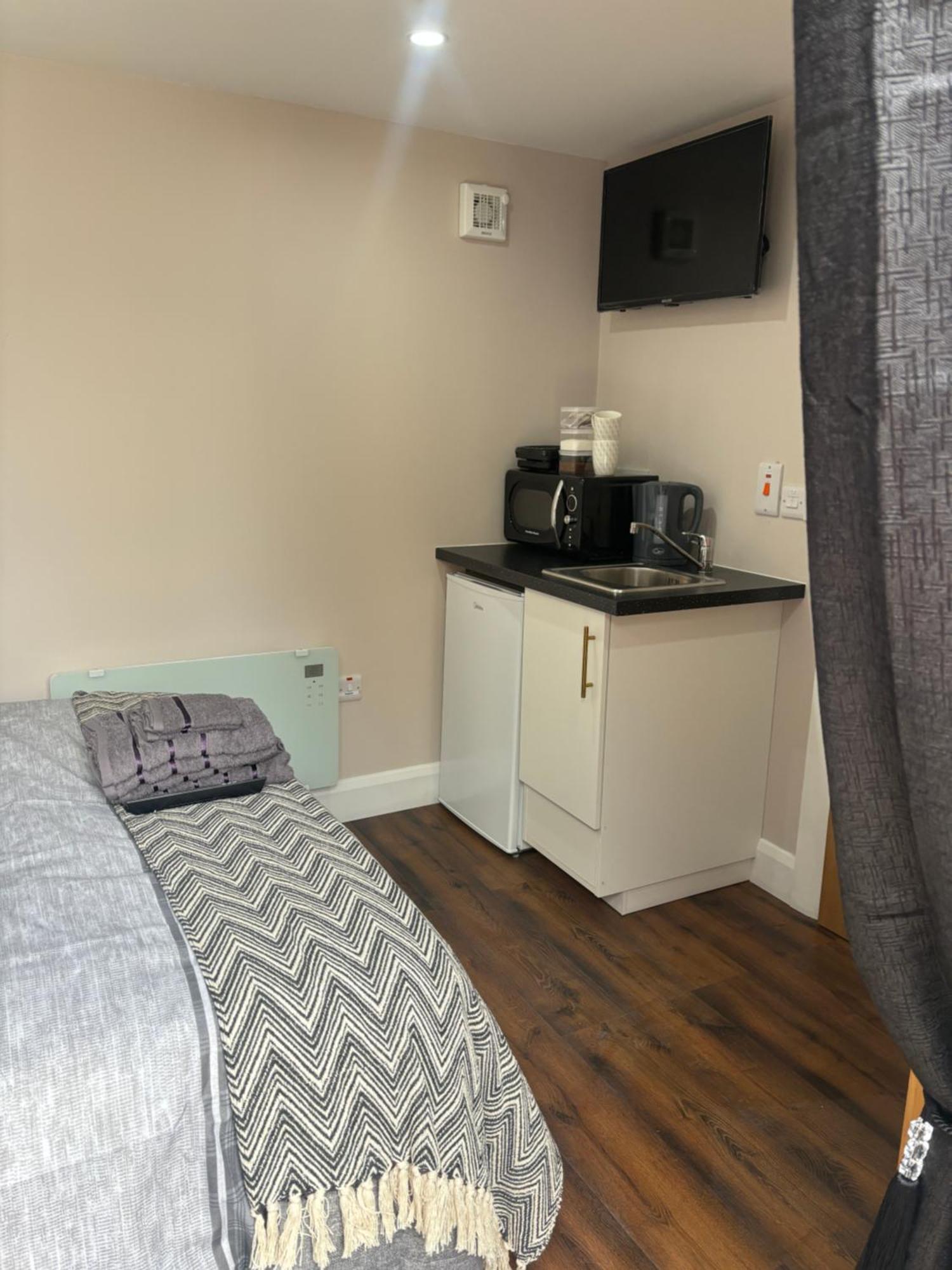 Private Detached Small Bedroom And Bathroom Only- This Is Not An Apartment Butlersbridge 外观 照片